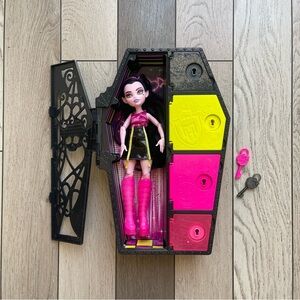Monster High Skulltimate Secrets Fearidescent Draculaura Doll